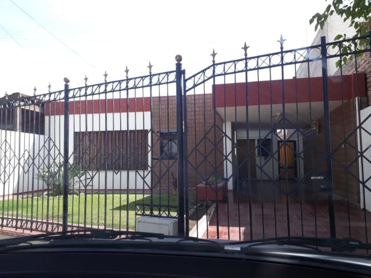 Venta. Capital, Casa Sobre Av. Córdoba, 4 Dormitorios 2 Baños Cochera Triple