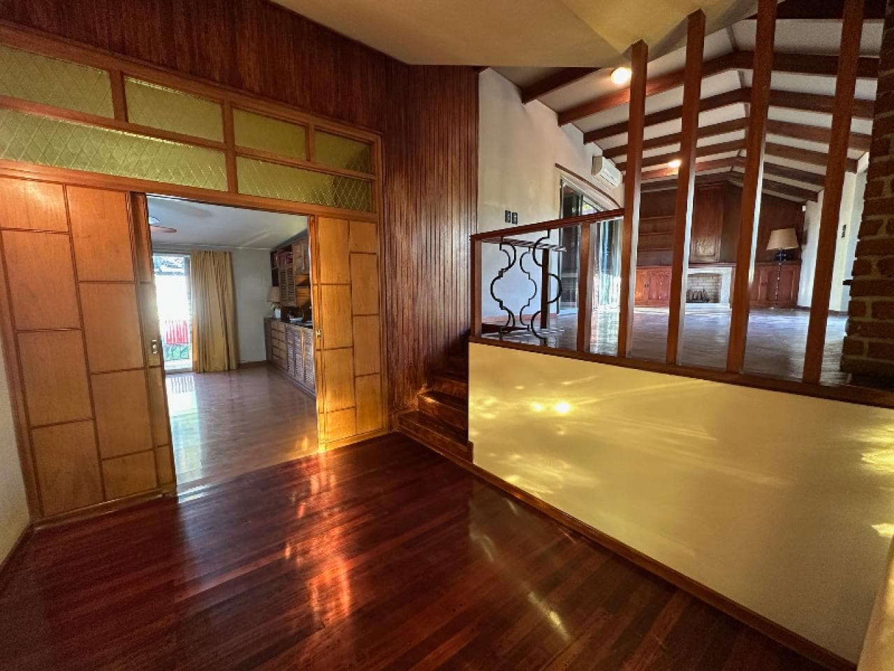Casa De 3 Dormitorios En Barrio Residencial, 2 Privados U Oficinas,2 Baños, 2 Toilettes, Jardín