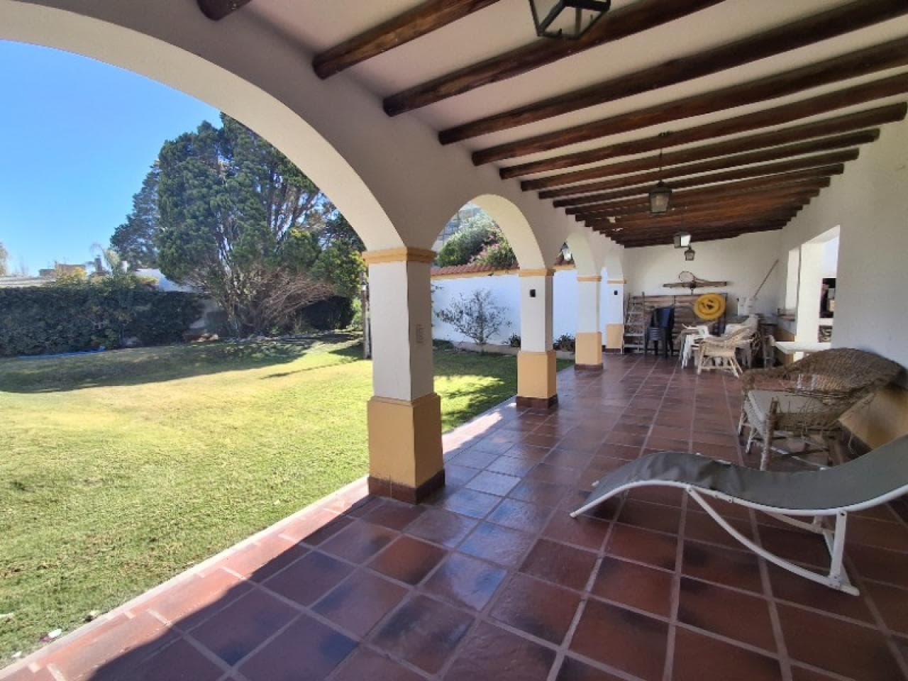 Magnifica Casa Con Gran Parque Y Pileta - Barrio "los Alamos" - A Mts. De La M. Milagrosa .-
