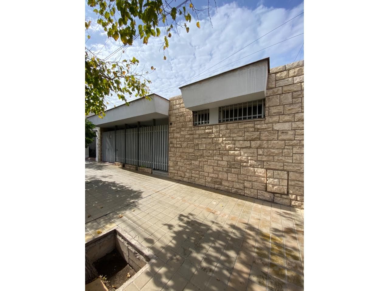 Se Vende Casa Sobre Calle Catamarca Entre Gral Paz Y Av. Cordoba De La Excelente Estado 4 Dormitorios 3 Baños Vestidor