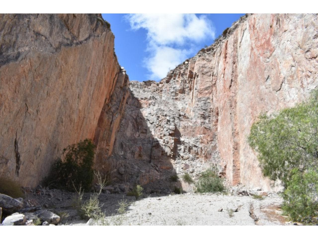 Terreno Con Reserva De Caliza Industrial De Alta Calidad