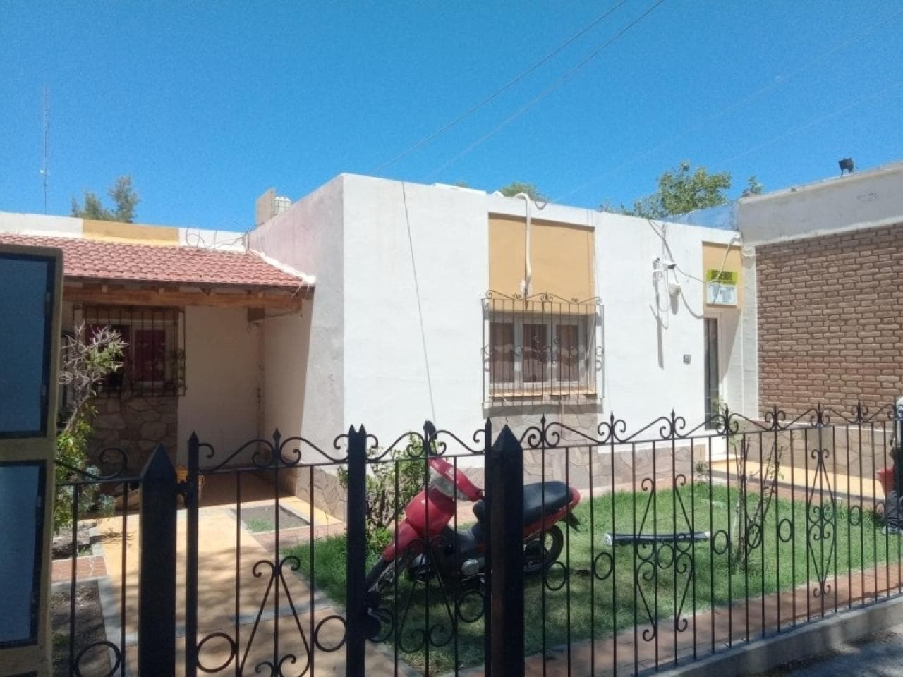 Inmobiliaria Vende Inmueble Que Cuenta Con Una Casa + Salón + Dos Departamentos De 1 Dormitorio