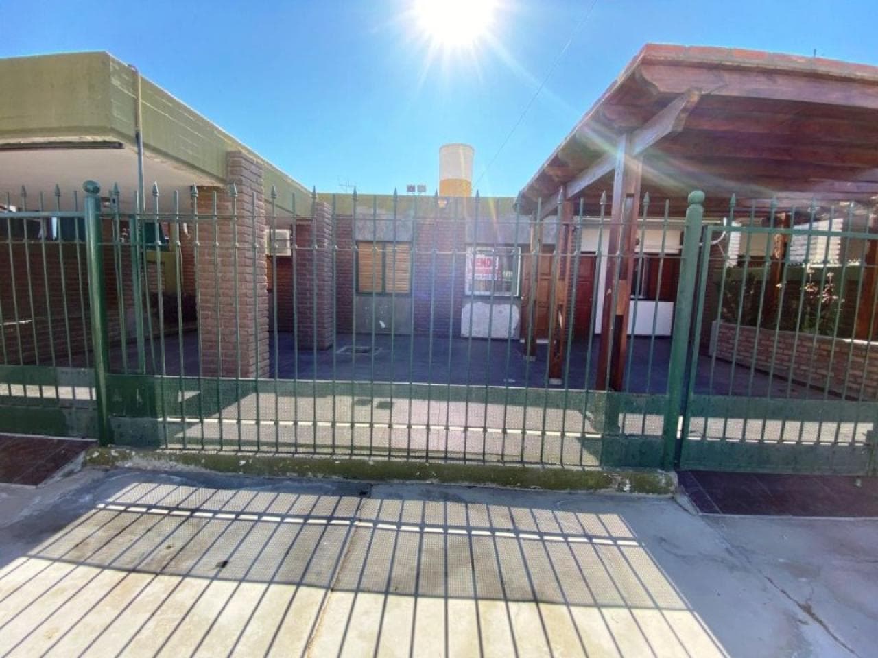 Venta Casa Barrio San Juan. 4 Dorm. 2 Baños. Amplio Living Comedor. 2 Cocheras Cub. Fondo/parrillero. Dependencia C/baño