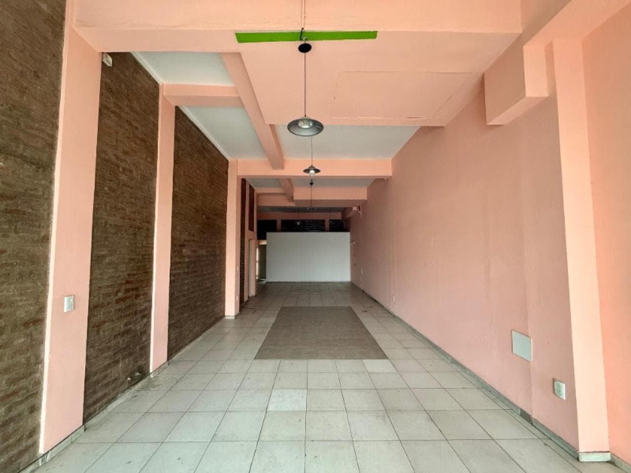 Alquiler. Salón Comercial De 100 M² Con Planos Aprobados Frente A Hospital Rawson.