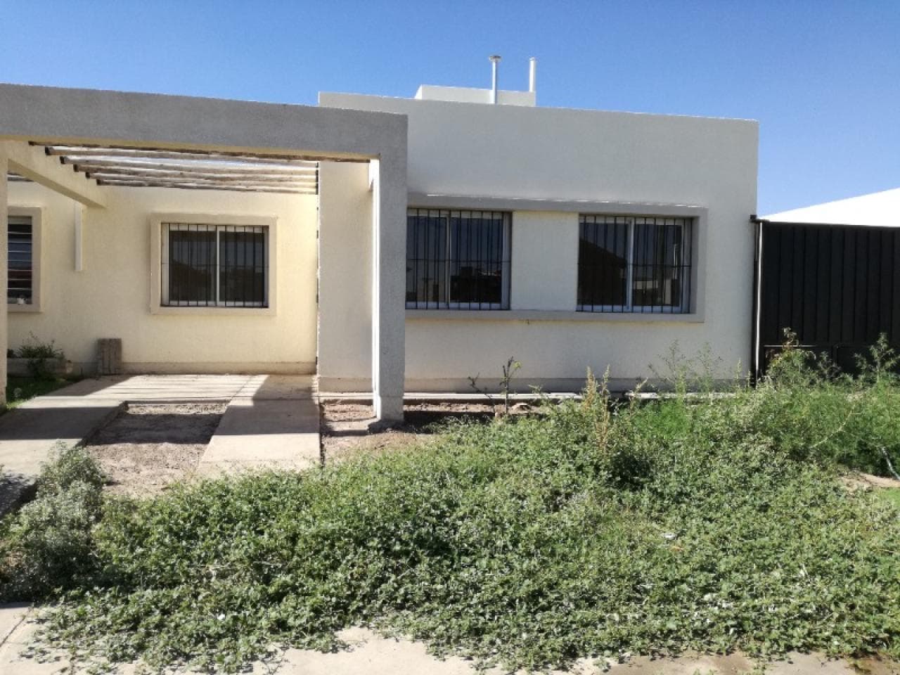Vendo Casa De Tres Habitaciones En Excelente Zona De Rivadavia