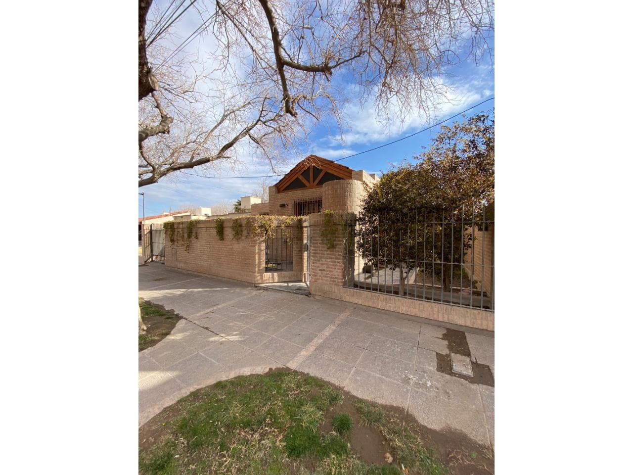 Venta. Hermosa Casa En Barrio Villa Del Parque A Metros De Plaza De Santa Lucía 3 Dormitorios 2 Baños Piscina Apta Credi