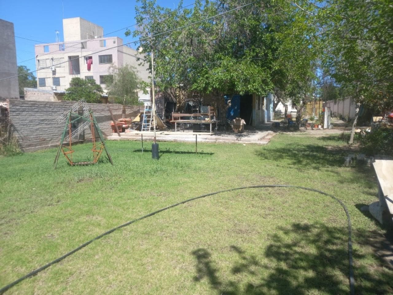 Oportunidad En San Juan Capital: Terreno De 2.180 M² Con Construcciones