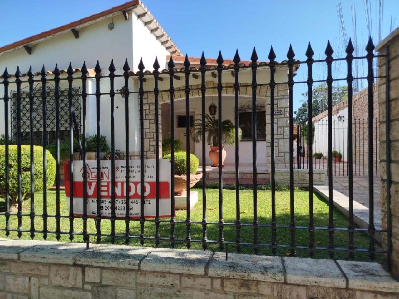 Dueño Vende Casa, Calle 25 De Mayo Entre Tucumán Y Rioja, 3 Dormitorios. Capital