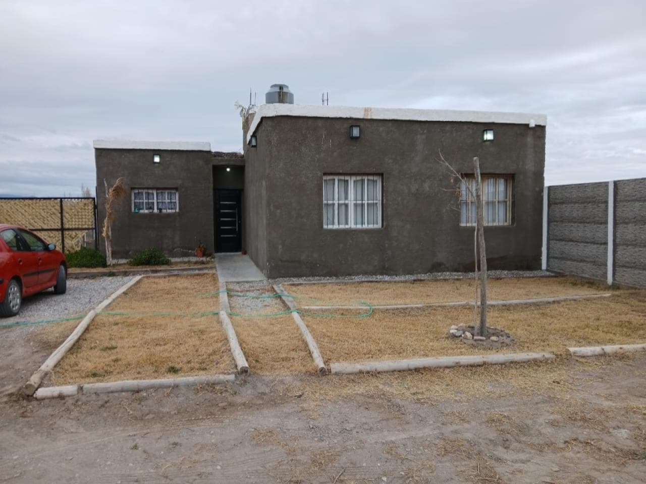 Venta. Casa De 2 Dormitorios En Barrio Parque Aconcagua Sobre Cordillera De Los Andes Antes De San Juan