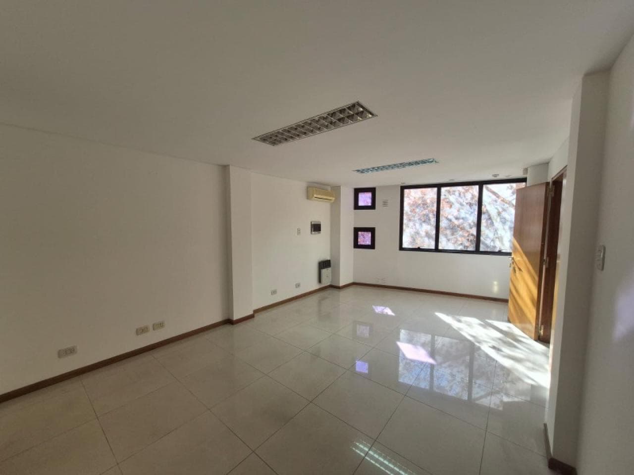 Capital Zona Municipalidad, 1er Piso, Mitre Y Caseros, Amplio, Luminoso, Con Aire, Calef,  $380.000.tel.  264 6296308
