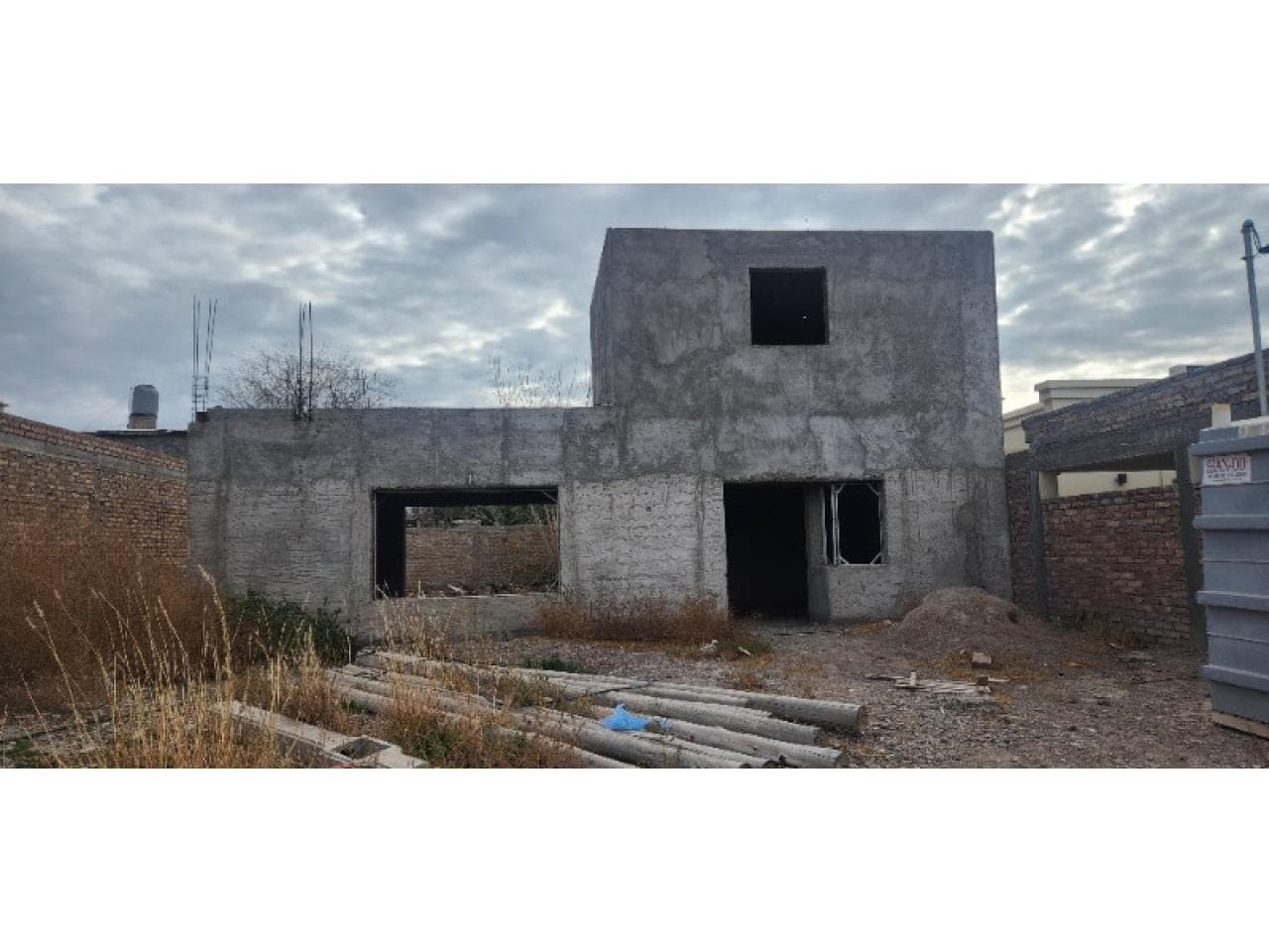 Venta. Casa, 3 Dormit. B° Privado. Don Luis I. Rep. Libano Y San Miguel Obra Gruesa. Sup 365 M2. 136 M2 Cubiert. Rivadav