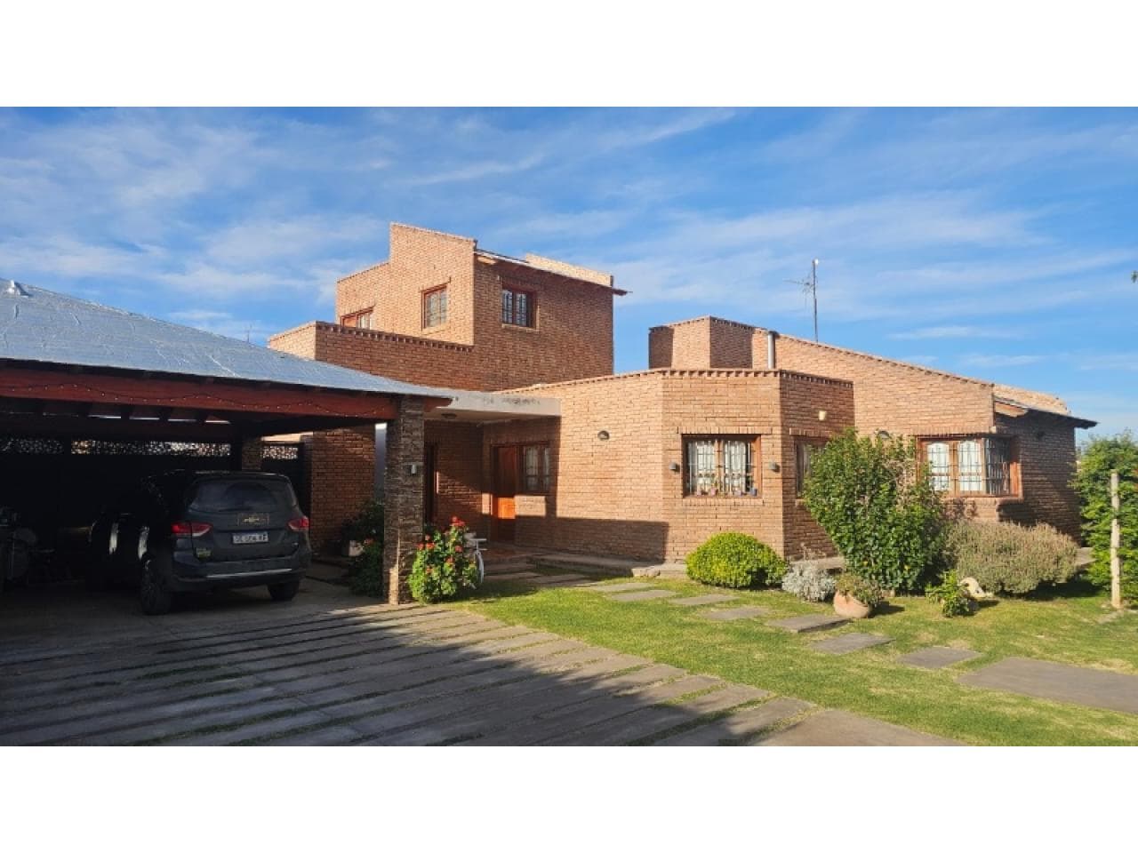 Venta, Hermosa Casa En Barrio Privado La Martinica De 4 Dormitorios, 5 Baños , Patio Grande, Piscina Y Quincho. Pocito