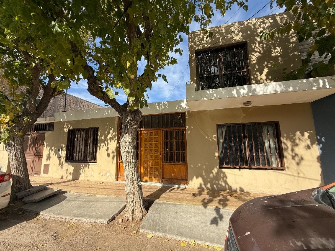 Venta. Casa 3 Dormitorios Ubicada En Pasaje Capital