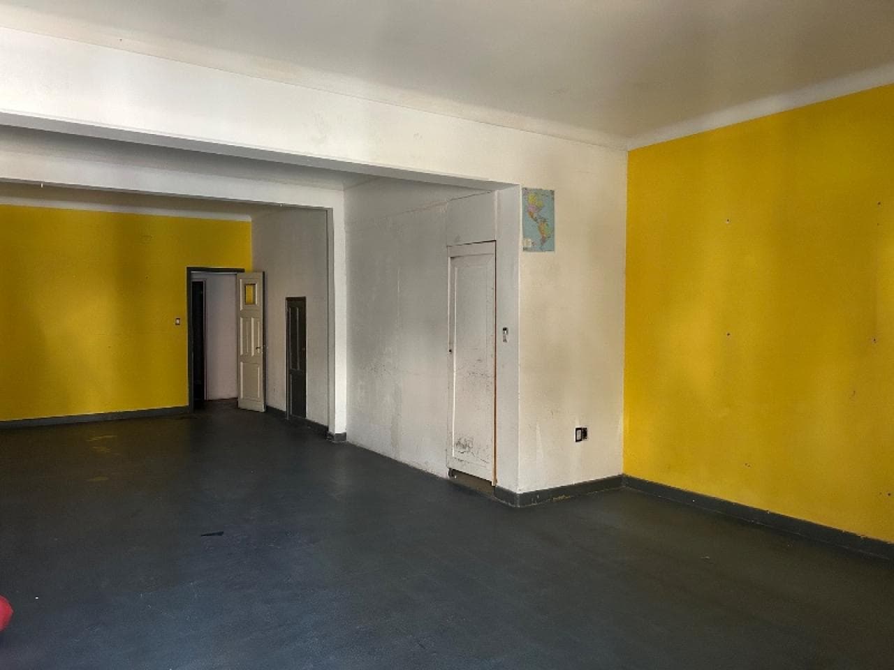 Alquiler Salón Comercial Pleno Centro Capital. A Pasos Microcentro. Excelente Ubicación