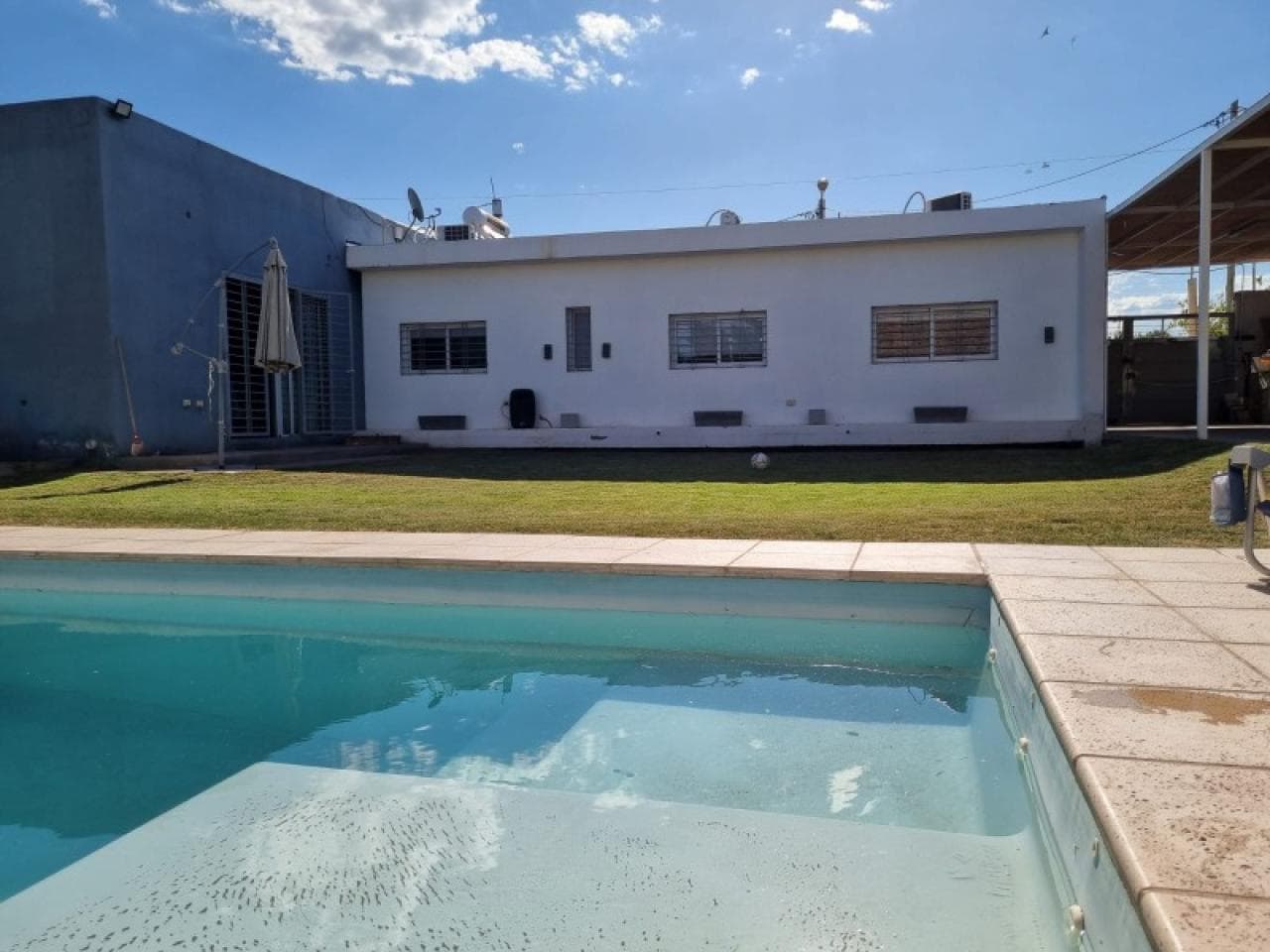 Venta Casa De 120mts2 Y 600mts2 De Terreno, Con Cochera Techada, Piscina. Apto Crédito - Capital.