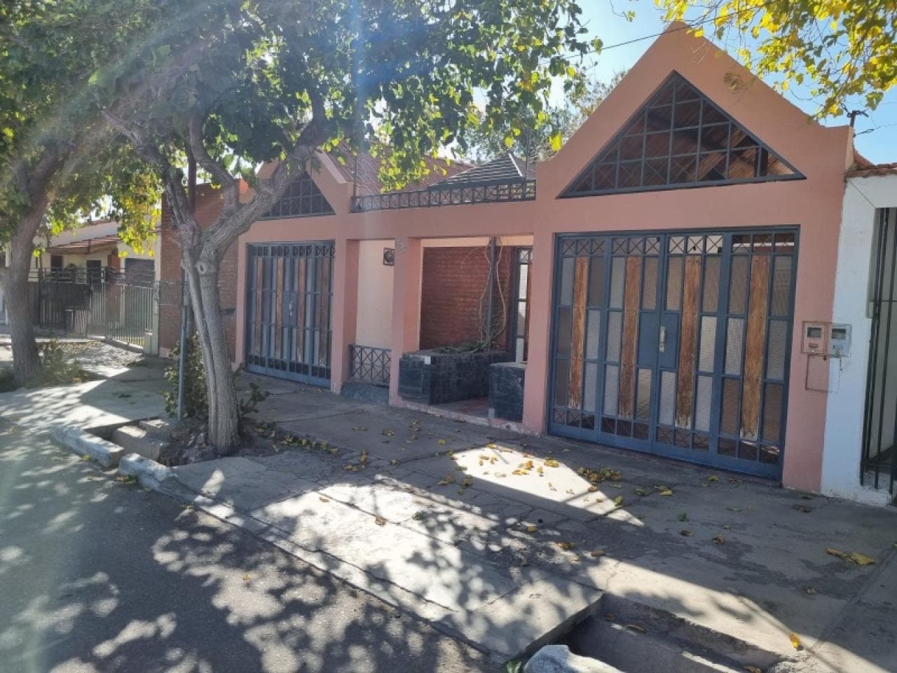 Venta - Casa Capital- 4 Dormitorios, 2 Baños.