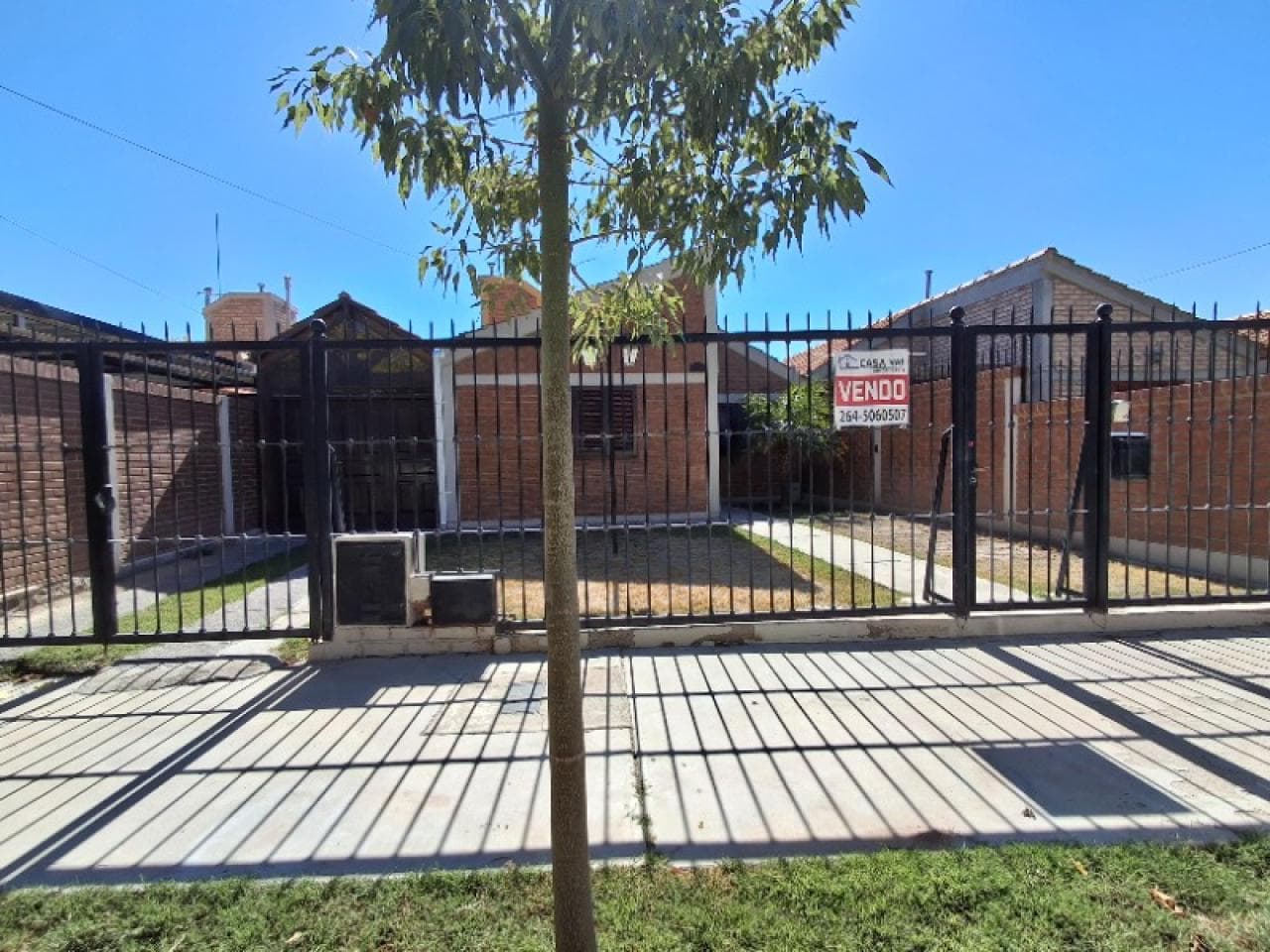 Venta Casa Remodelada Con 3 Dormit. , 2 Baños Y Cocheras Cerradas - Bº Natania 15 , Rivadavia.-