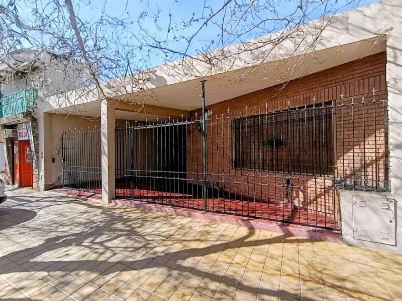 Venta. Rioja Y Ohiggins Casa De 3 Dormitorios, Baño Y Cochera Para Un Vehiculo. Capital