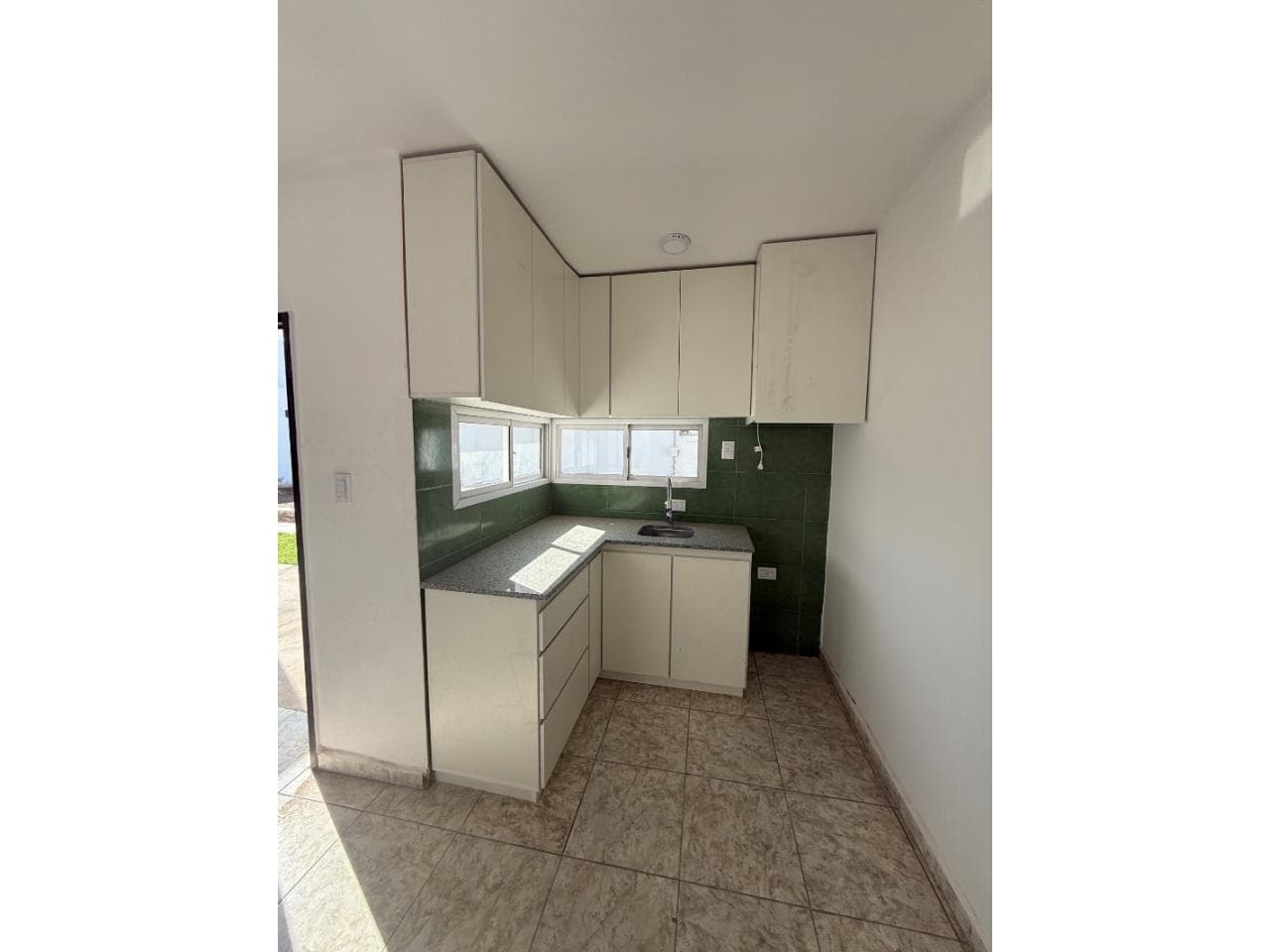 Casa 2 Dorm. 1 Baño. En Consorcio Privado, Cochera, Patio