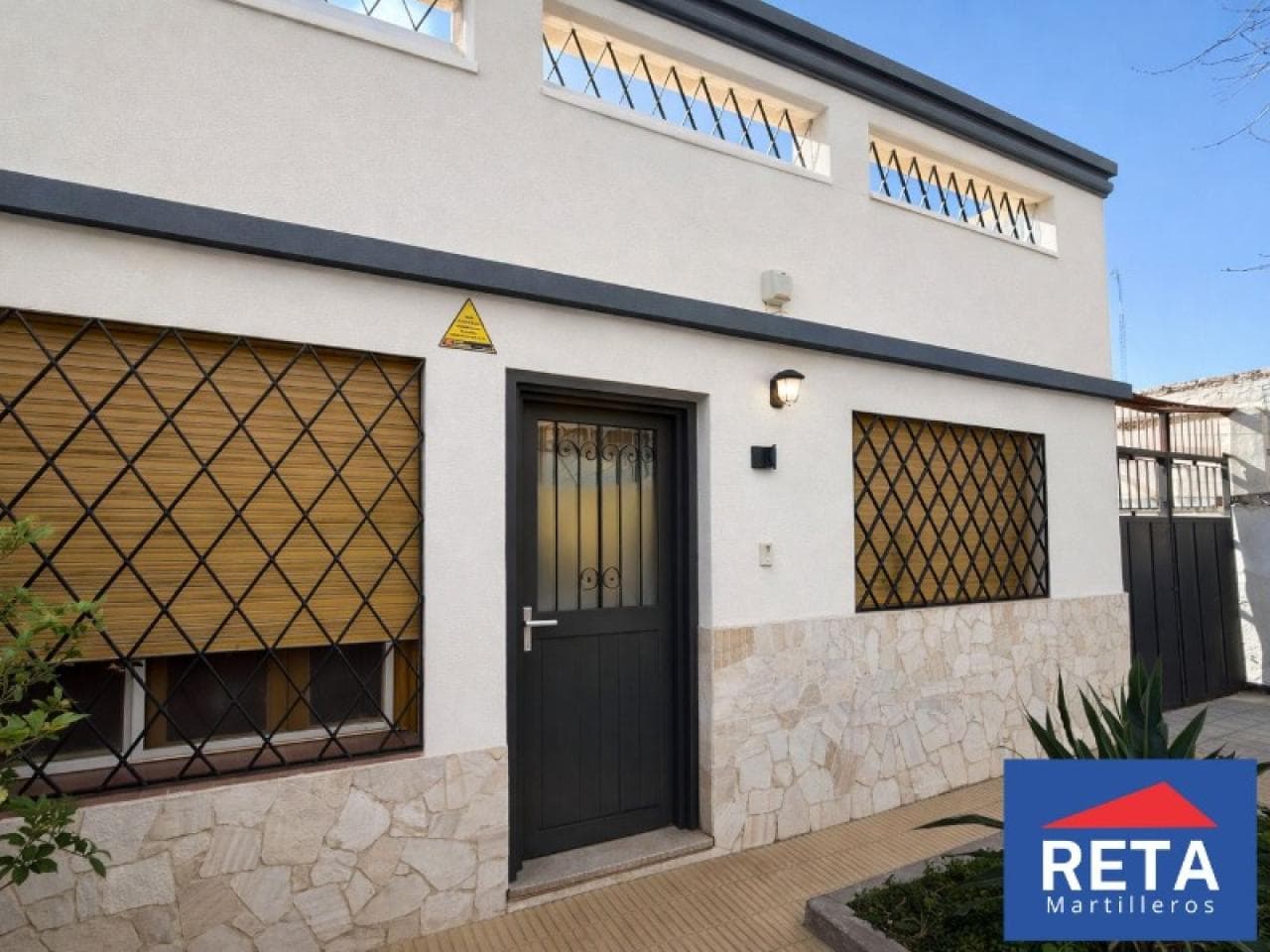 Venta. Casa 2 Dormitorios A Metros Del Barrio Edilco. Apta Crédito Hipotecario.