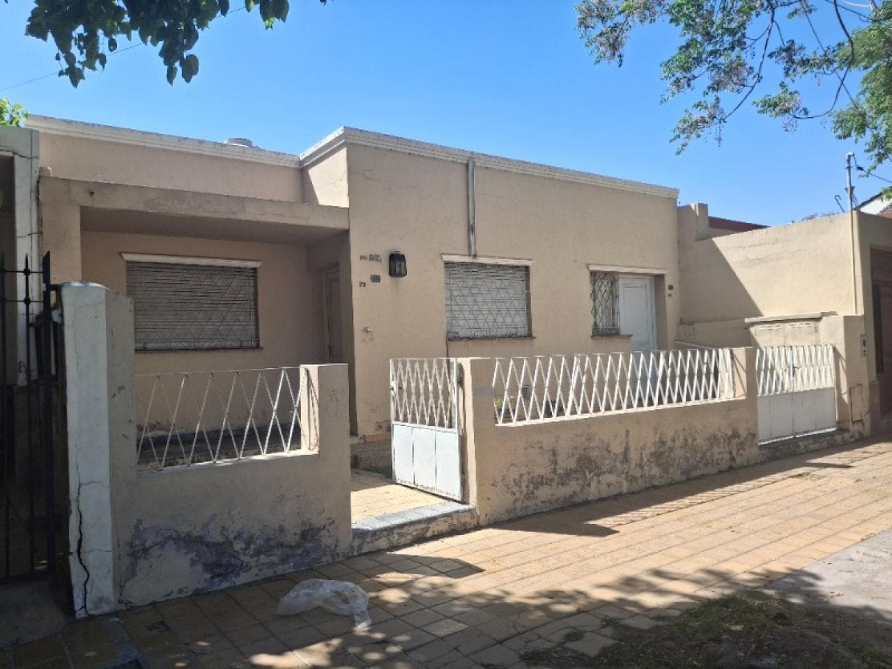 Oportunidad - Casa De 3 Dormit. En Calle J. Jufre ,a Mts. De Gral. Acha - Con Doble Frente , Capital .-