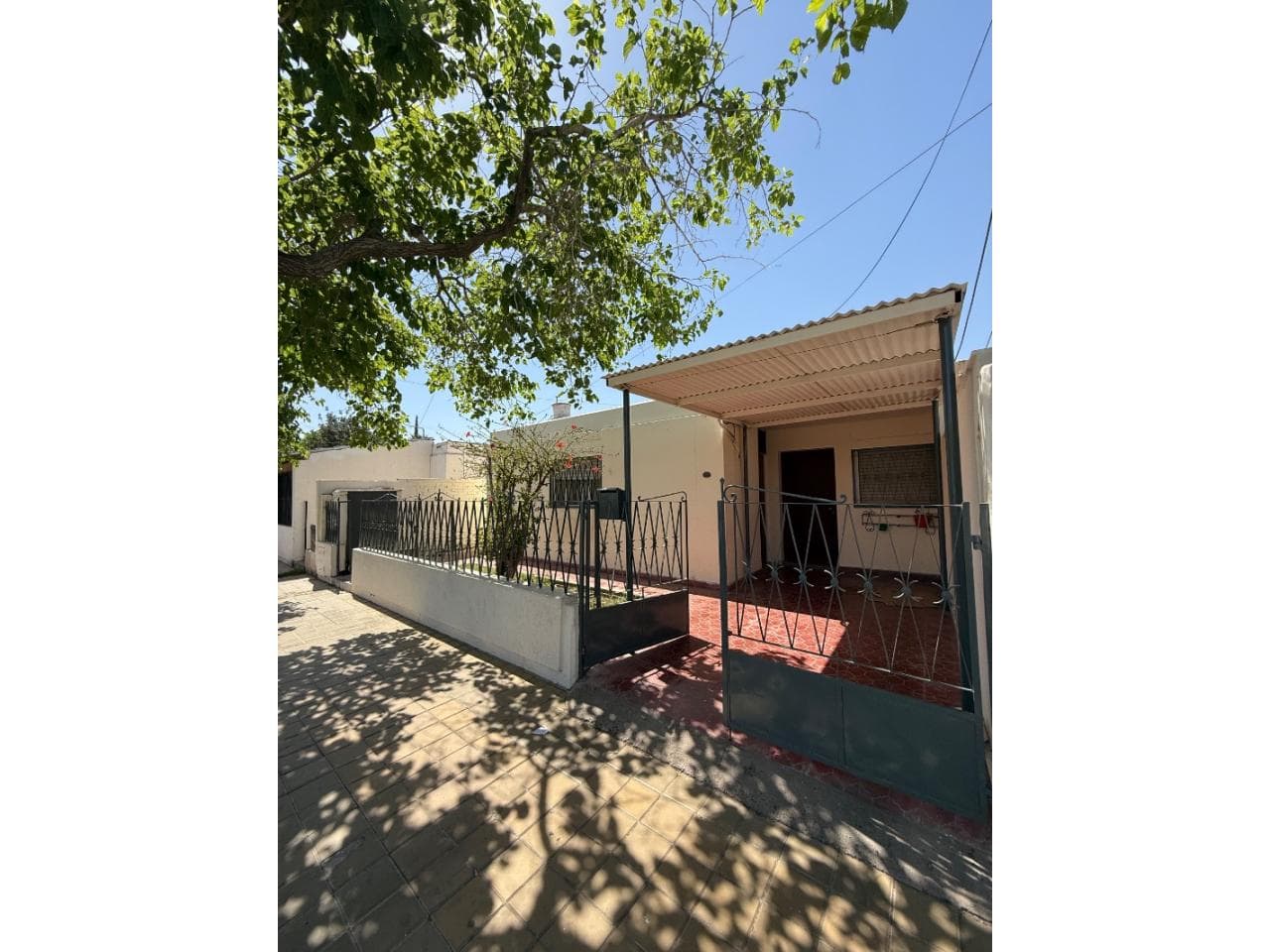 Venta. Casa Excelente Ubicación Calle Victoria Antes De Cte Cabot - 4 Dormitorios - 2 Baños - Patio - Cochera. Rivadavia