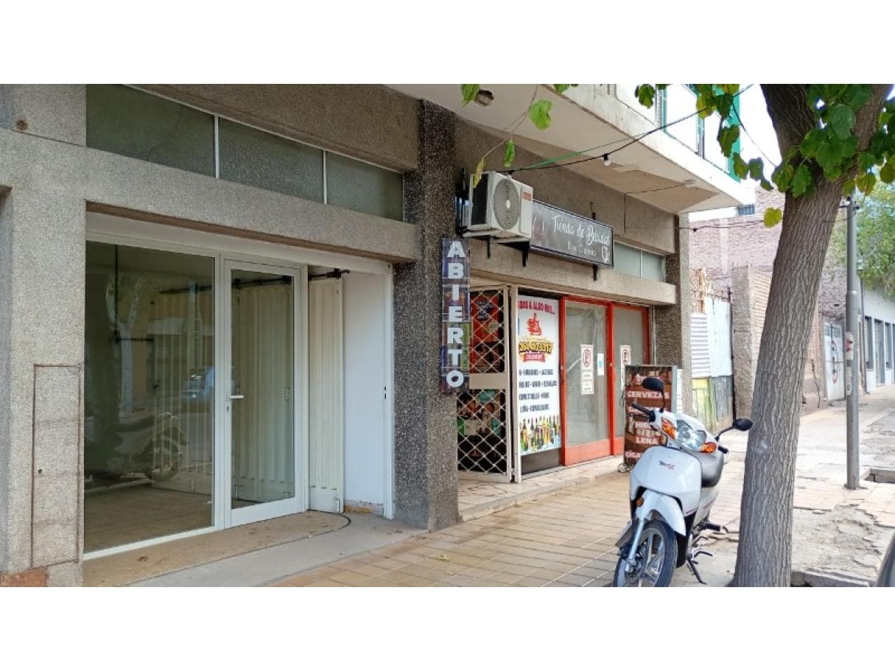 Oportunidad - Alquiler Local Comercial Sobre Calle Santa Fe - A Mts. Del Teatro Bicentenario Y Centro Civico.-