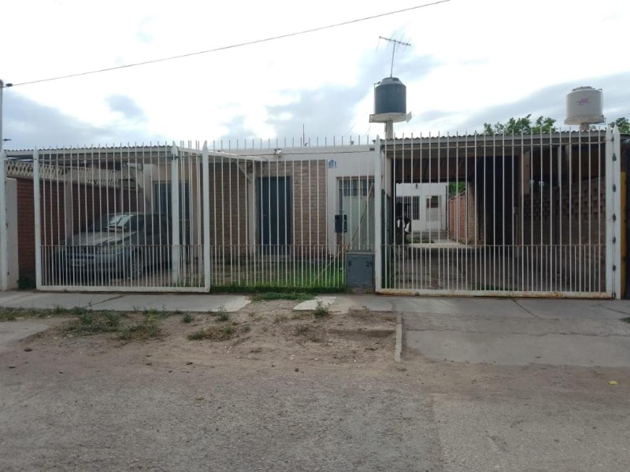 Casa En Bº Gral Acha Sur Casa Con 2 Dormitorios Cocina Comedor Grande 2 Cocheras Techadas 300mts2. + Dpto. Al Fondo 2 D
