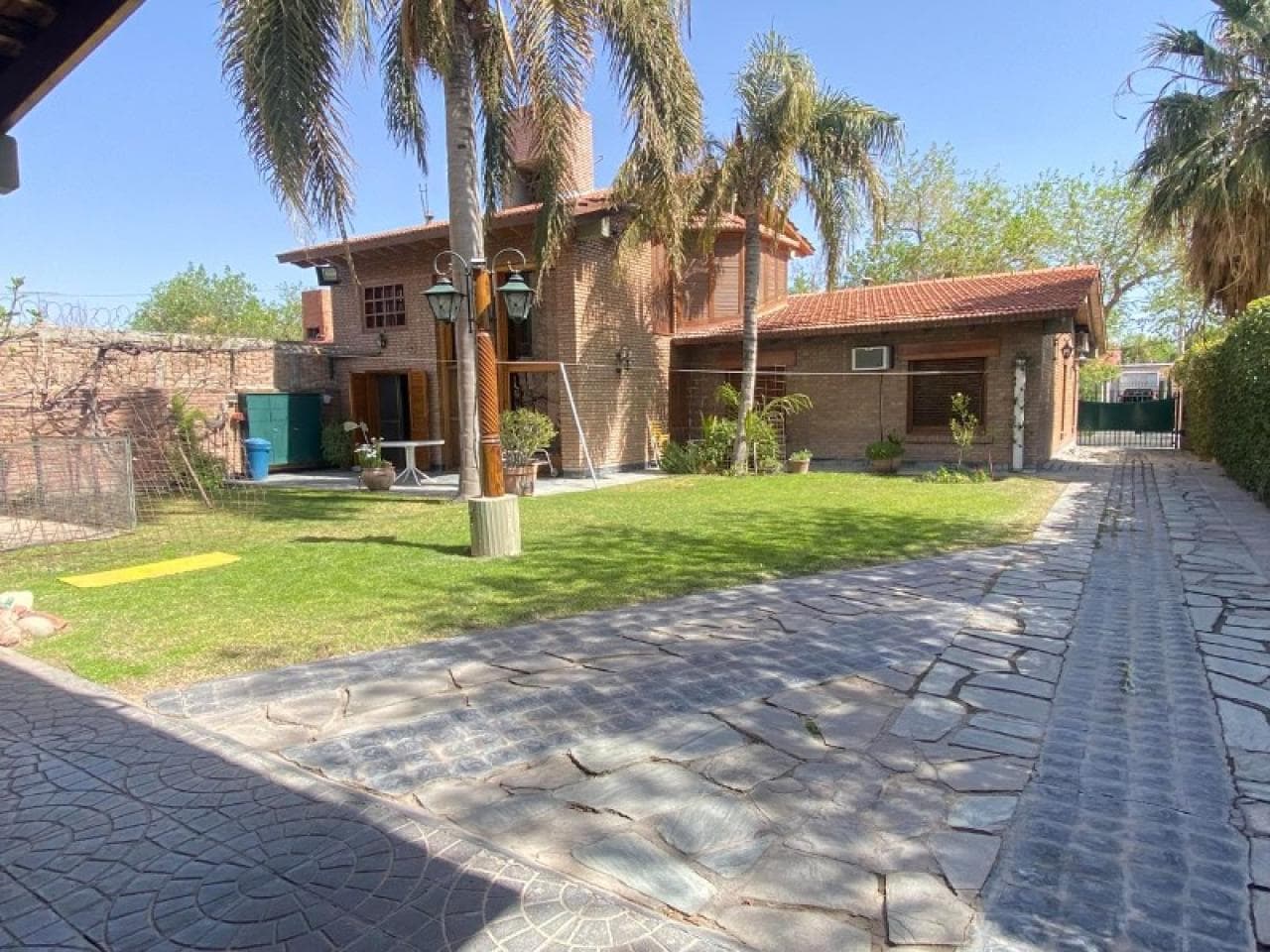 Amplia Casa Categoría, 350m2 Cub, 630m2 Terreno. Impecable. -www.luluagapropiedades.com.ar/ver/7011