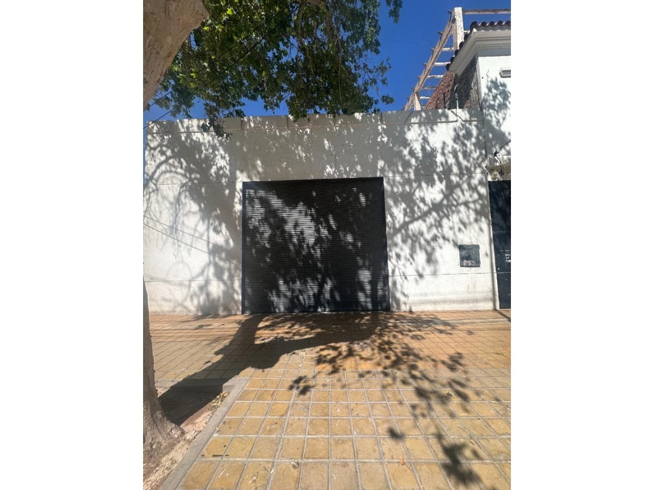 Alquiler. Galpon Sobre Calle España  A Metros De Libertador. Capital