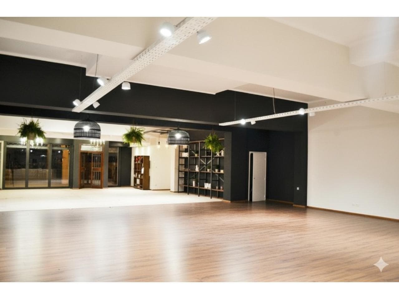 Alquiler. Hermoso Salón De 240 M², Ubicado En Calle Tucumán Proximo San Luis. Capital