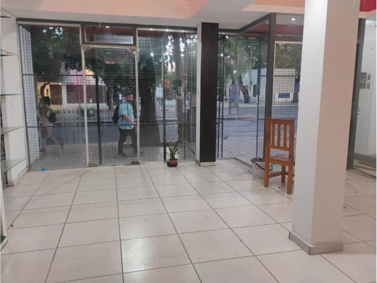 Alquiler. Local Libertador Antes De Sarmiento. Capital