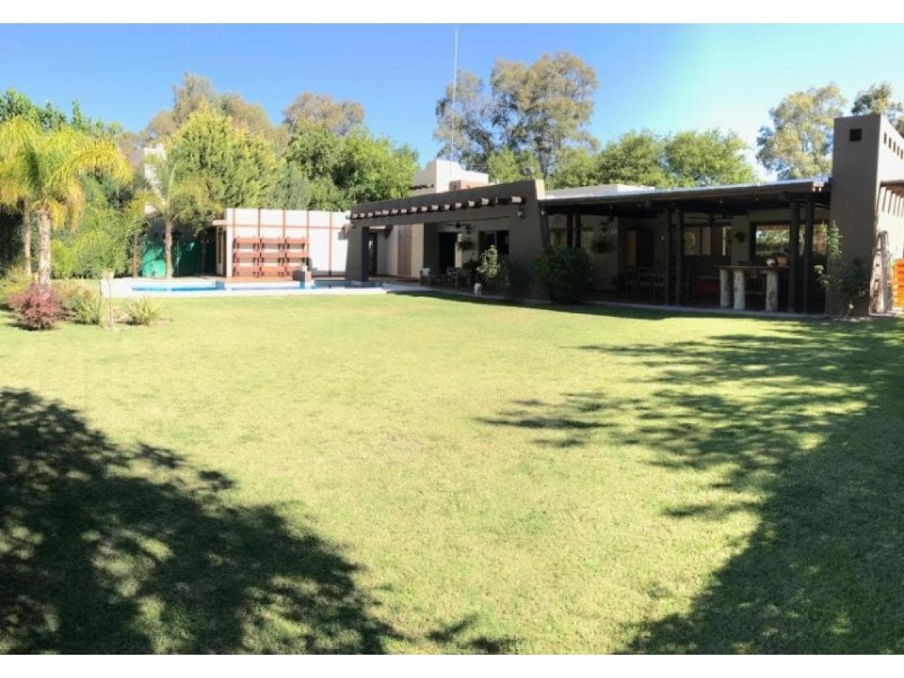 Venta. Importante Casa En B° Privado, Amplios Ambientes, Piscina. Riv,