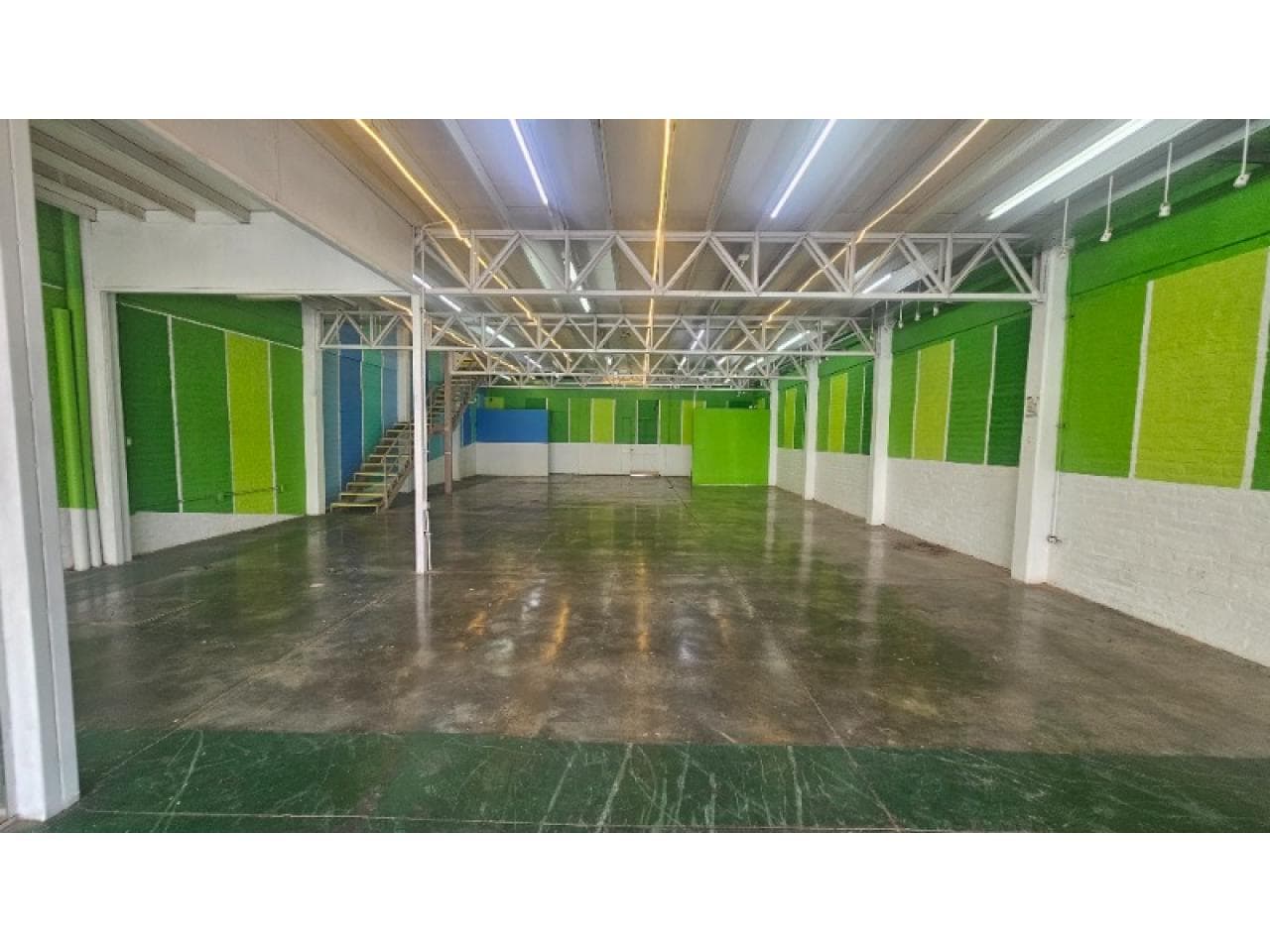 Salon Casi Frente Plza Villa Krawse 450mts2 En 2 Plantas