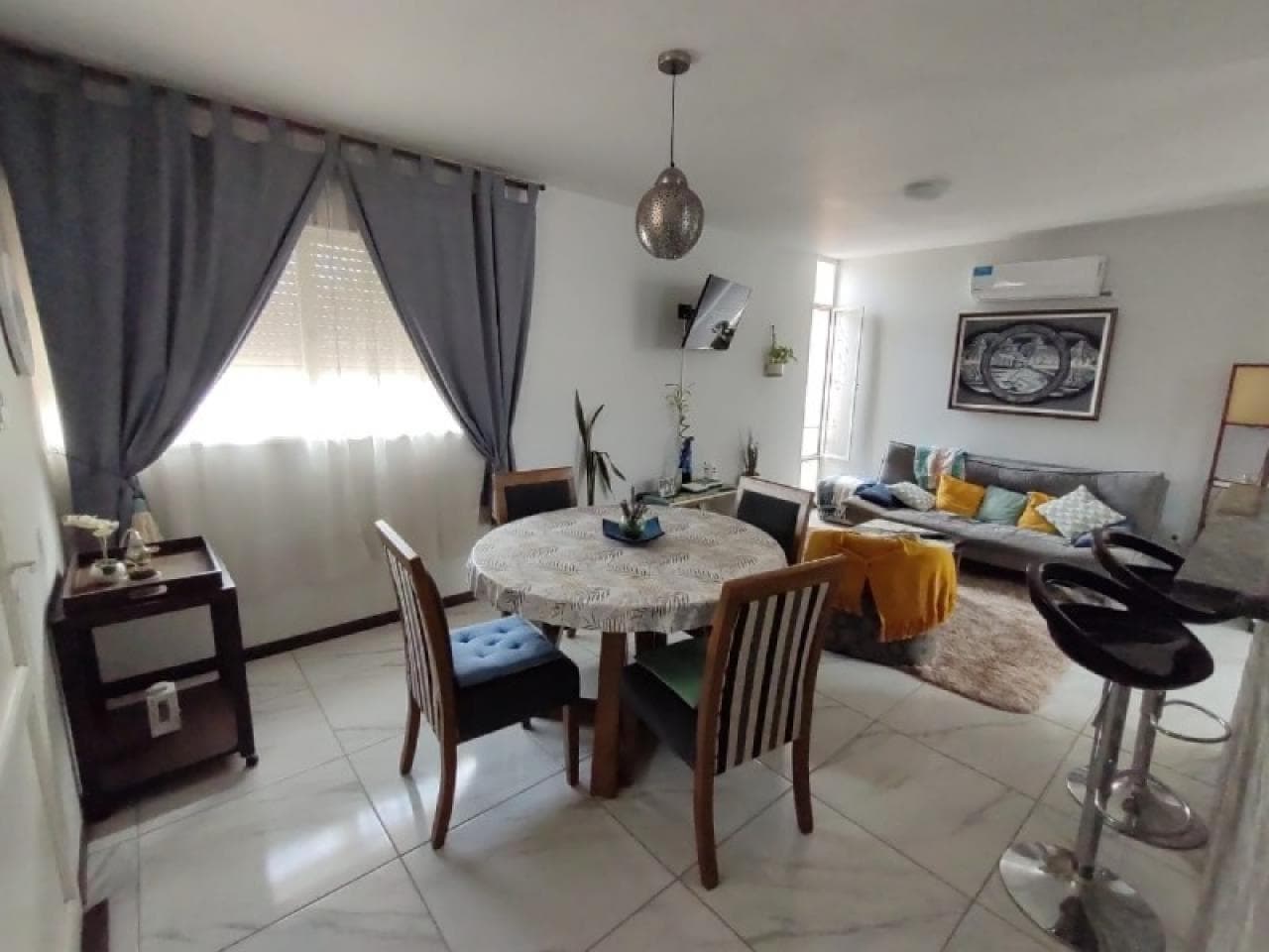 Venta. Hermosa Casa, Exc. Ubicacion, Capital. 4 Habitaciones, 2 Baños.