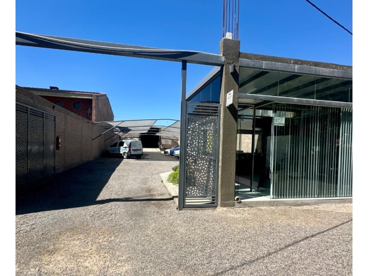 Venta Terreno Desarrollado Con Galpón, Oficina Y Playón  A Mts De Centro Cívico. Listo Para Operar. 625 Metros.