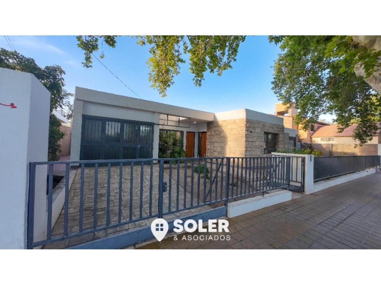 Venta Casa 3 Dormitorios Con Patio Y Piscina En Rivadavia  Av. Libertador | Apta Uso Comercial Y Residencial