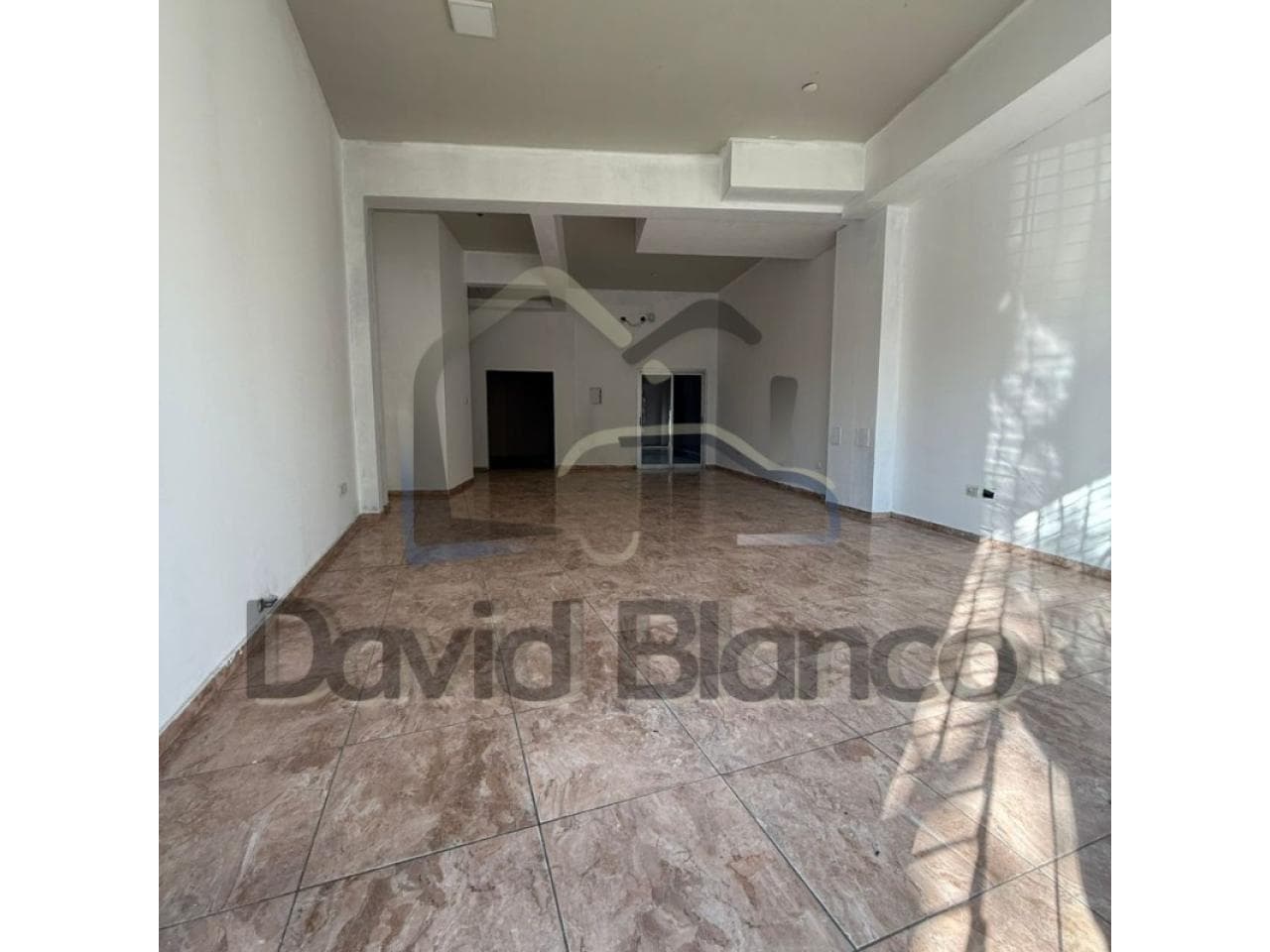 Venta Excelente Salón Comercial. Sobre Av. Alem, Capital - Tel: 2646205725
