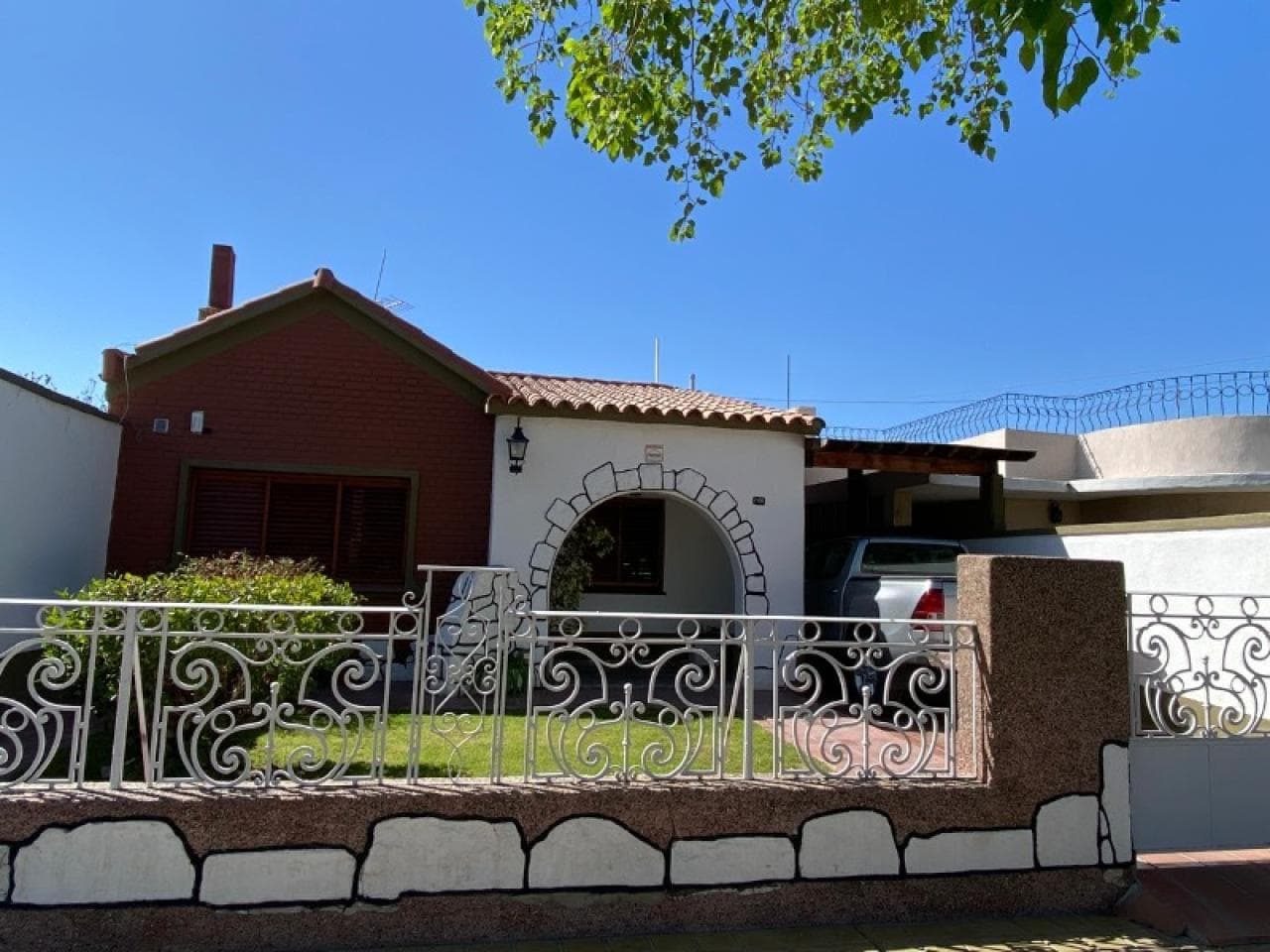 Venta. Amplia Casa Estilo Chalet. 4 Dorm, 3 Baños. Santa Lucia. Www.luluagapropiedades.com.ar/ver/7006