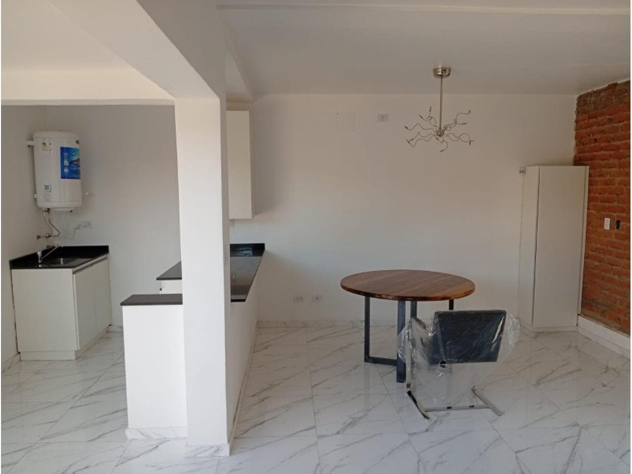 Alquiler. Duplex Dos Dormitorios Cochera Y Fondo. Rivadavia