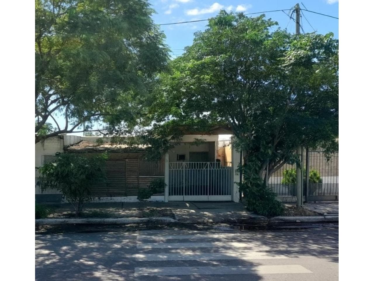 Casa En Venta  De Amplio Espacio Ideal Para Negocio O Oficinas ( Punto Logisitico  A Solo 1000mts De La Ruta 40 )