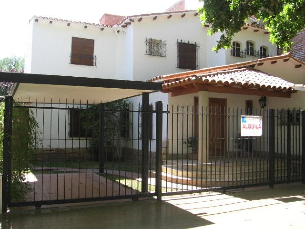 Hermosa Casa Con 3 Dormitorios, 2 Baños Y Quincho. Capital