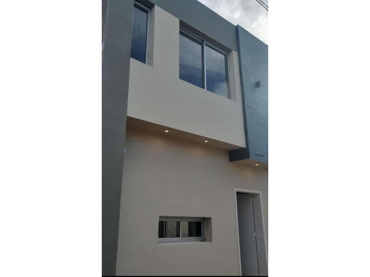 Vendo Casa En Pasaje Privado. Muy Tranquilo. De 2 Plantas - 4 Dormitorios - 2 Baños - Excelente Estado. Capital