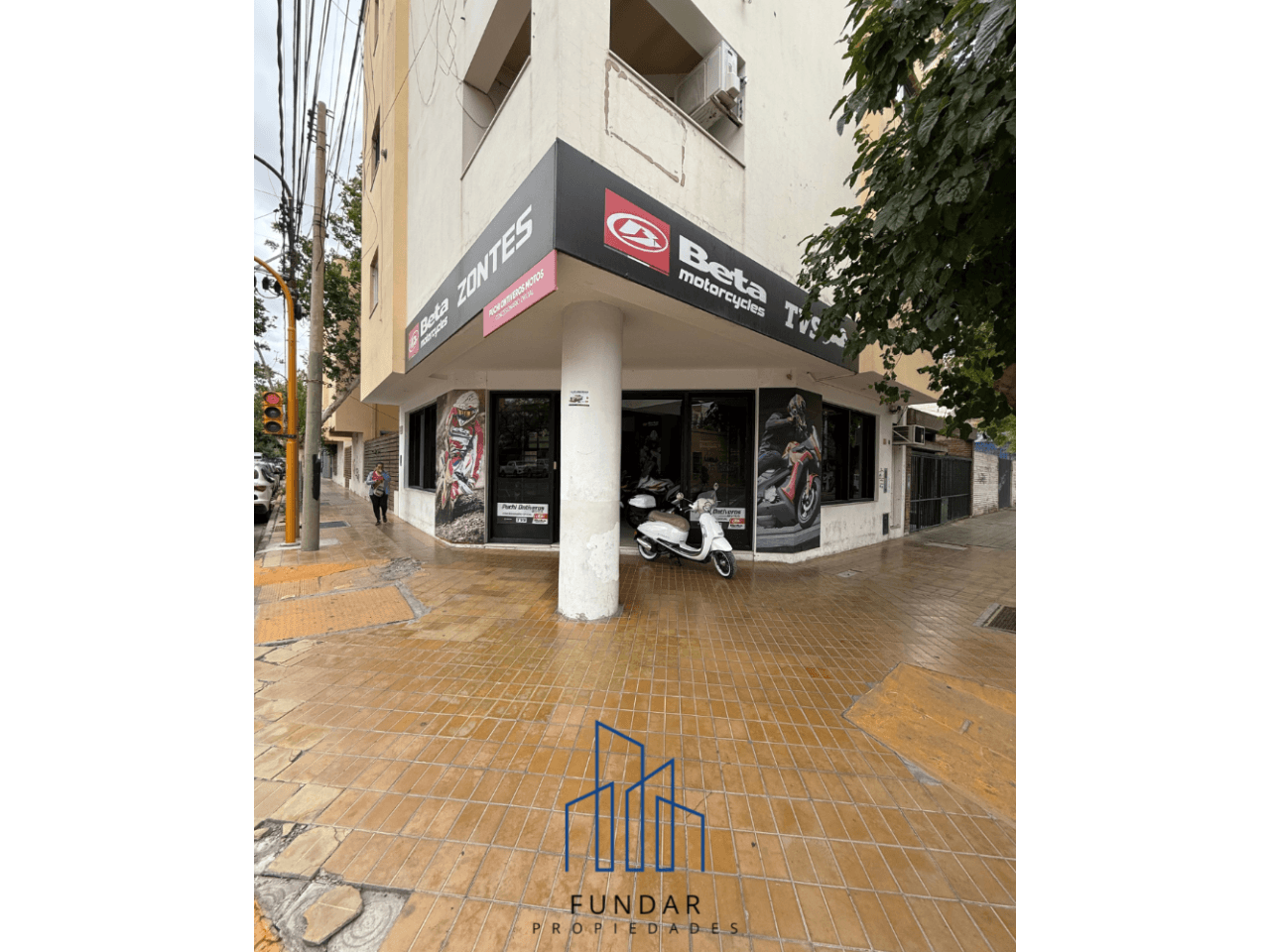 Venta De Importante Local Centrico - Salta Y Laprida. Capital