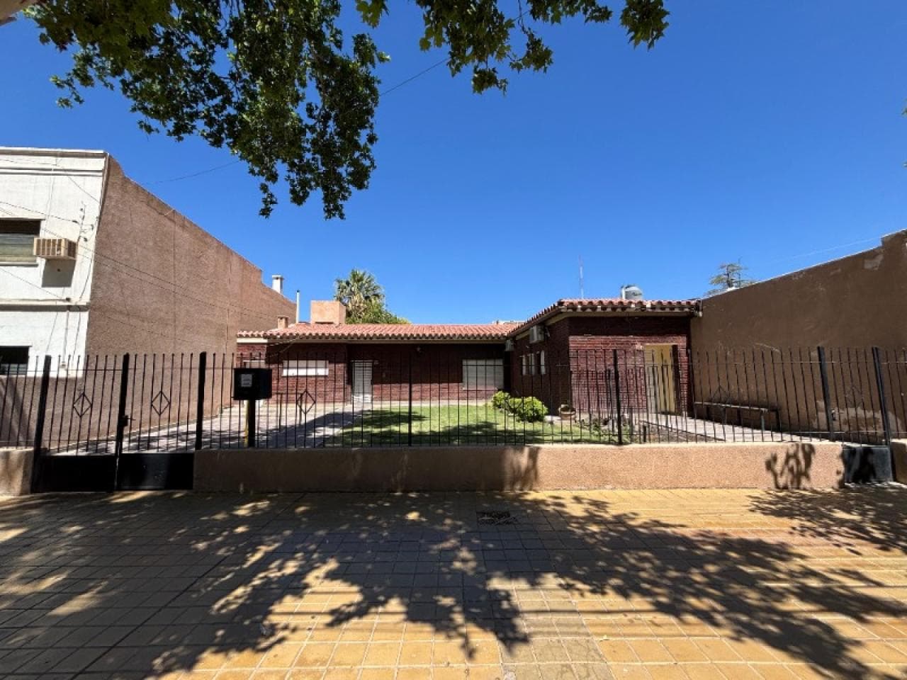 Alquiler. Casa Centrica Ideal Profesionales Recepción, 5 Oficinas, Sala De Reuniones, Cocina, Depósito Y Tres Baños