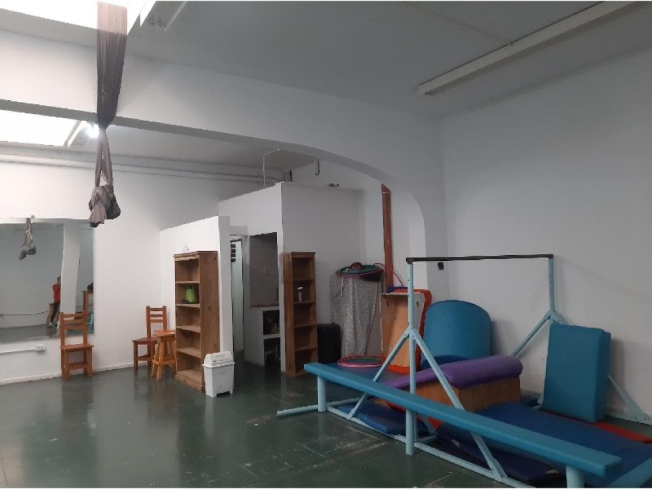 Gran Salón Alquilo, Pleno Centro, Sobre Calle Laprida Poco Antes De Tucumán, 200m2 Aproximadamente.