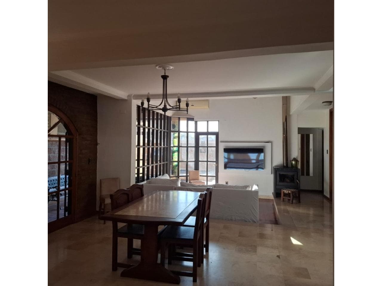 Venta. Casa Moderna Dos Plantas Sobre Avenida. Capital