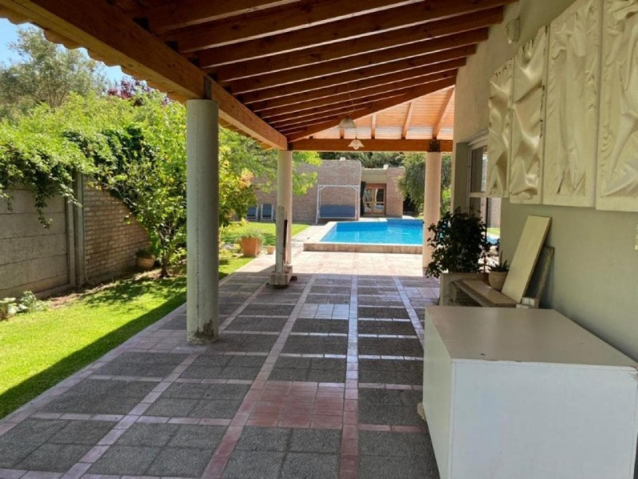 Barrio Residencial, Casa 4 Dorm, 3 Baños, Cochera Múltiple Fondo Amplio, Piscina U$s2.500 Tel. 2646296308 - 2645641149