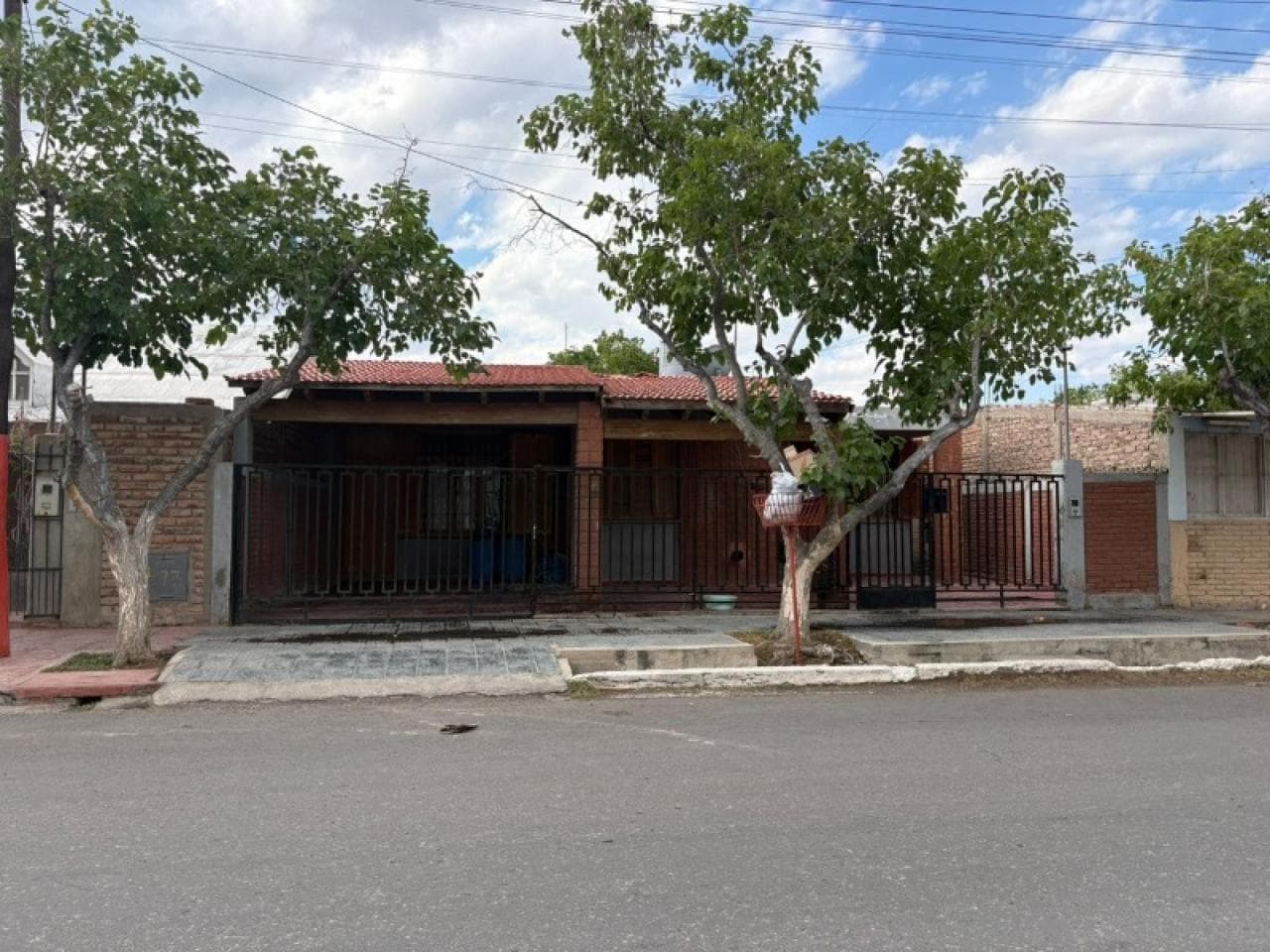 Chimbas, Casa De Barrio, 3 Dorm, 1 Baño, Cochera, Amplio Fondo. U$s38.500 Tel. 2646296308 - 2645641149