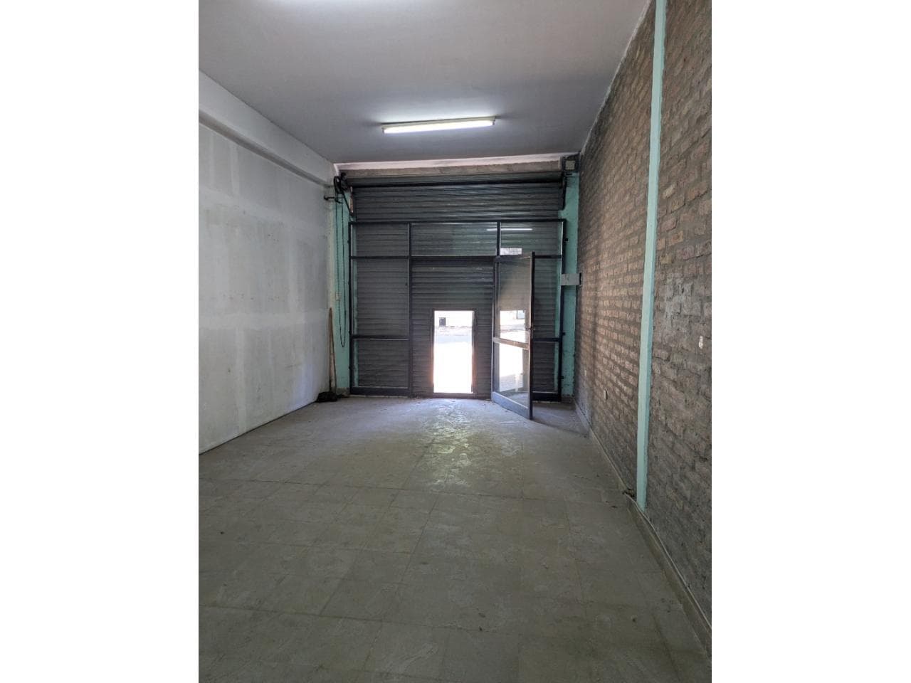 Alquilo Salón Esquina 35 Mts Con Persiana Y Planos